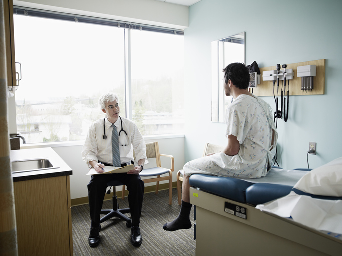 pacjent rozmawiający z lekarzem